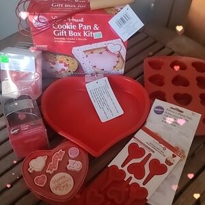 Wilton Heart Cookie Pan & Gift Box Kit - Red